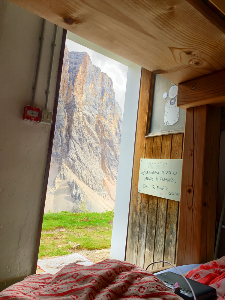 Blick aus der Hütte (von meinem Bett aus) …