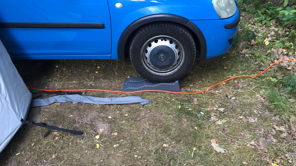Ausgleichsstufenkeil für das Auto. Hilfreich auch eine Wasserwaagen-App fürs Smartphone.