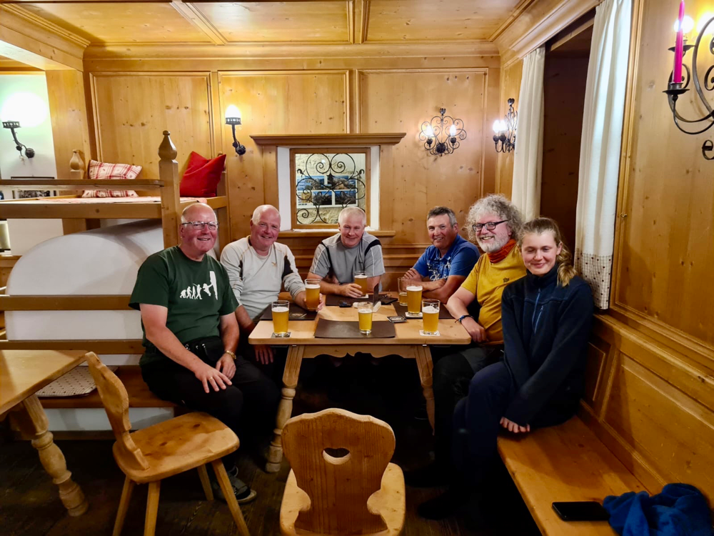 Hüttenabend mit netten Menschen leckerem Essen und leckerem selbstgebrautem Craft-Beer