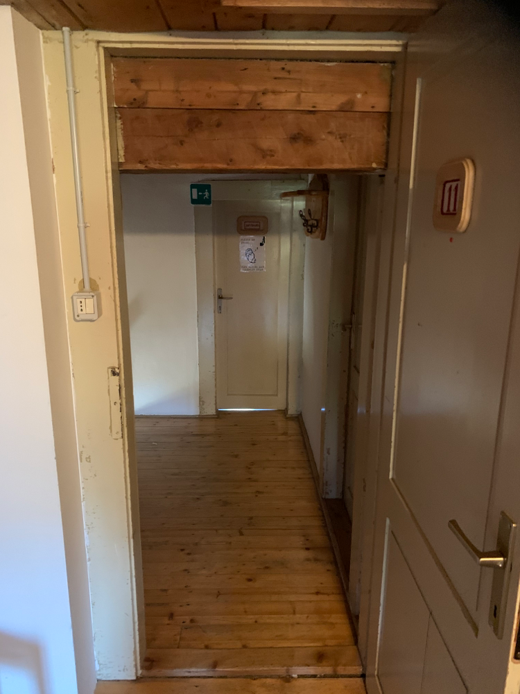 … Falle. Viele haben sich beim Rausgehen aus der Schlafstube den Kopf gestoßen. Autschn.