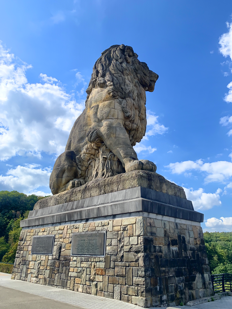Eine 15 m hohe Löwenstatue auf dem Staudamm. Über 120 Tonnen schwer und sehr imposant. Er blickt Richtung Preussen und sollte abschreckend gegenüber Annektionsgedanken wirken.