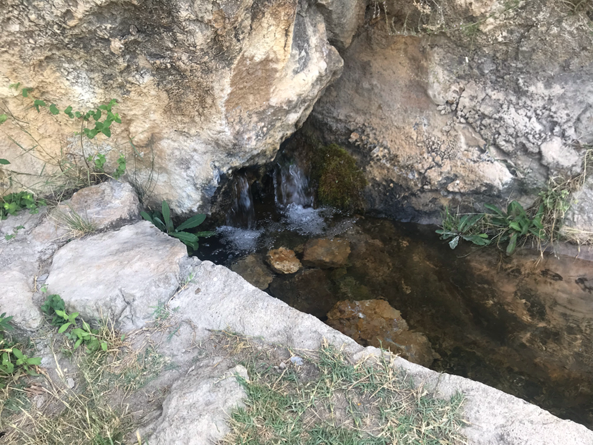 Klares kaltes Quellwasser direkt aus dem Berg. Erfrischend lecker.