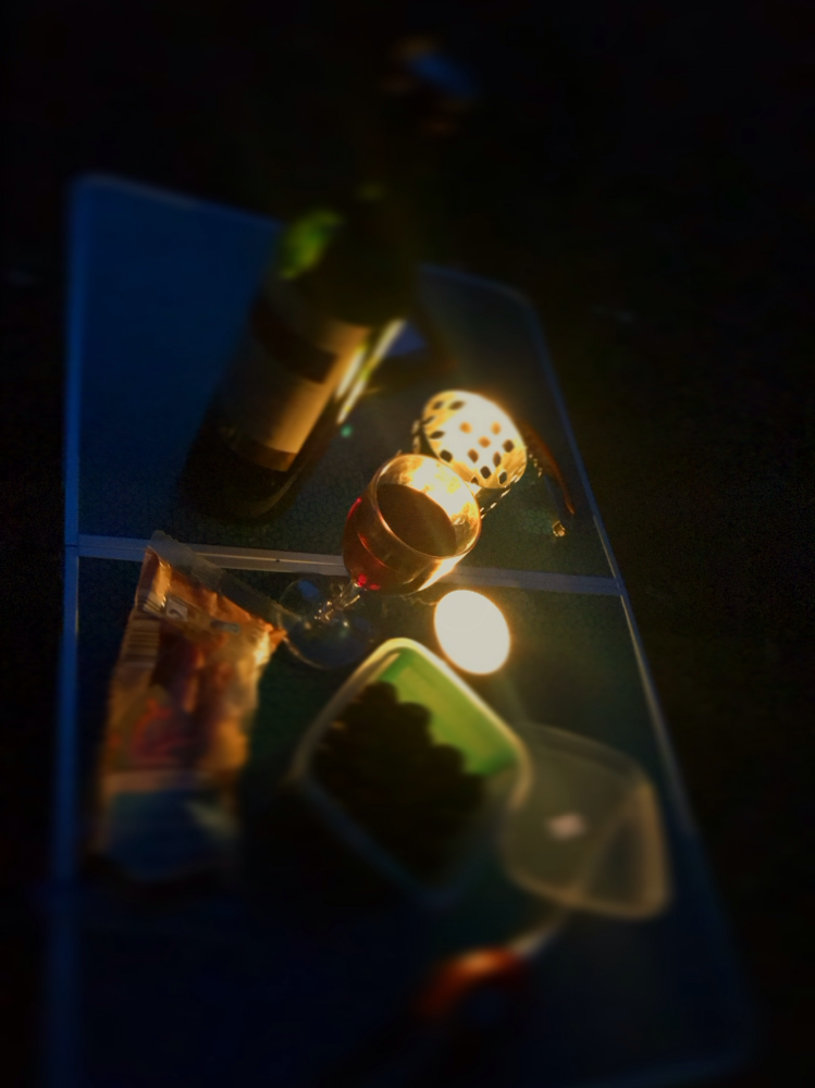Ausklang bei Rotwein und Oliven.