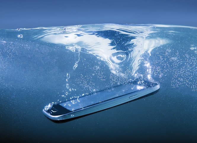 Smartphone fällt ins Wasser