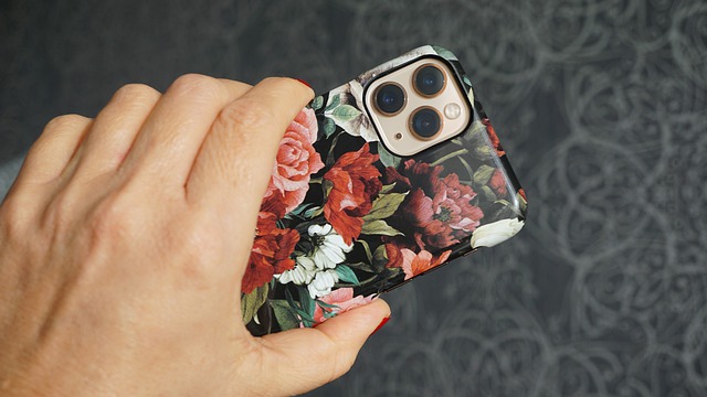Frau hält Handy mit floraler Schutzhülle