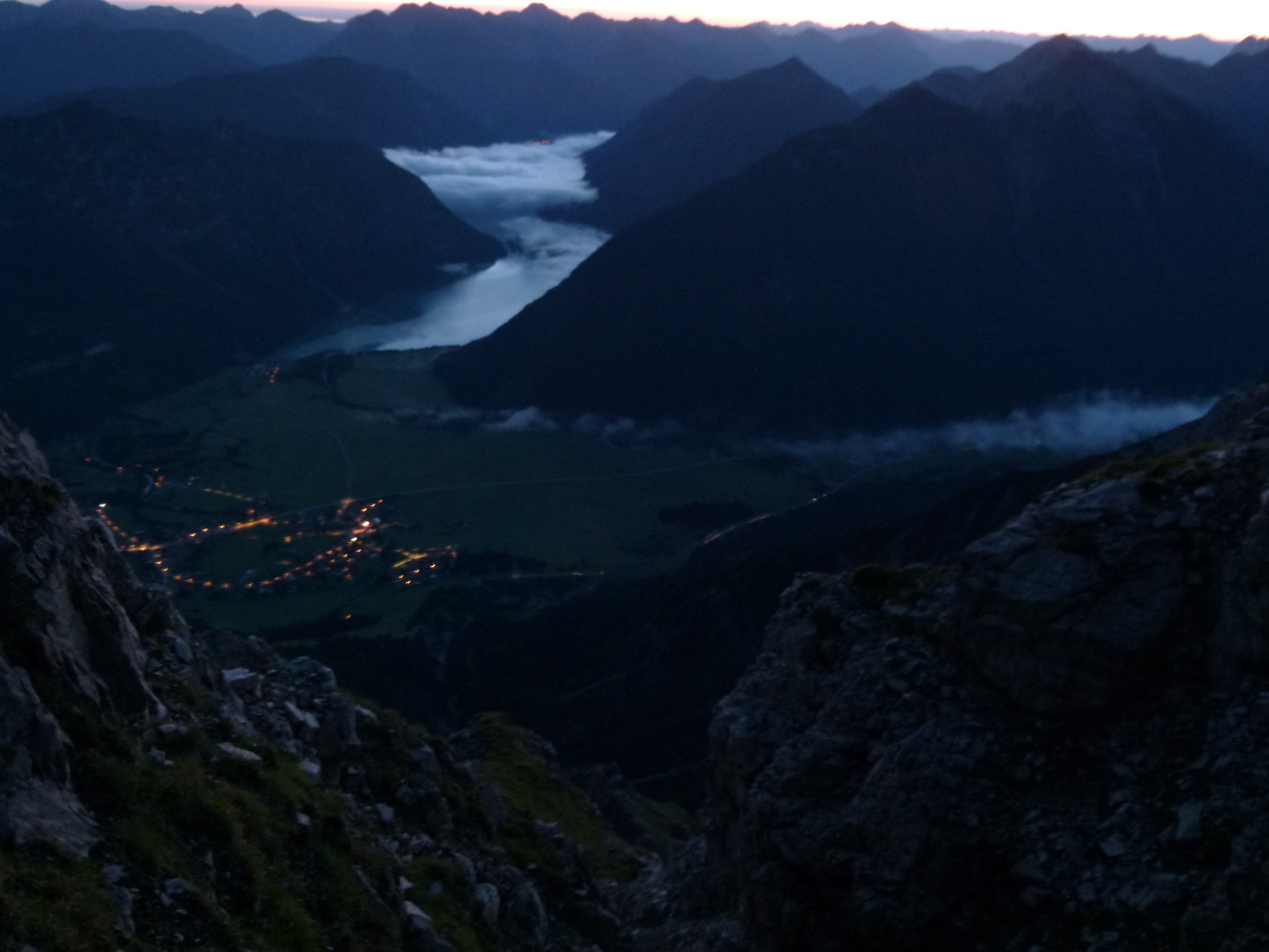 Der Nebel kriecht langsam herein