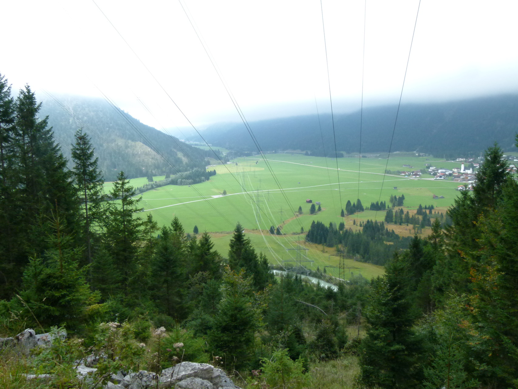 Blick auf die weiten Wiesen um Heiterwang, Blickrichtung Fernpass