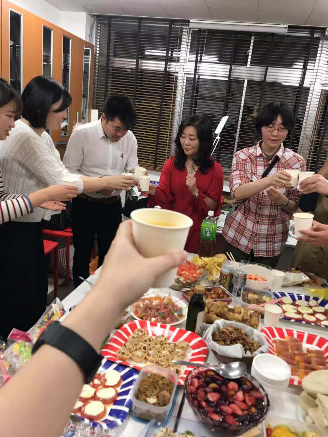 世界各国の料理？　ポットラックパーティ
