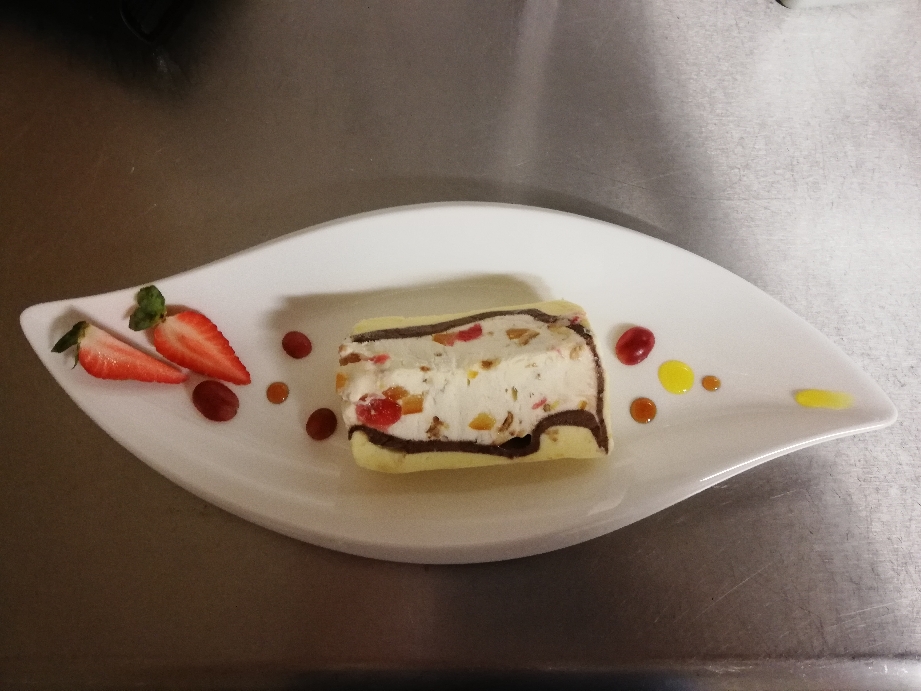 Cassata (Eisspezialität aus Italien mit einem Kern aus kandiertem Obst) 