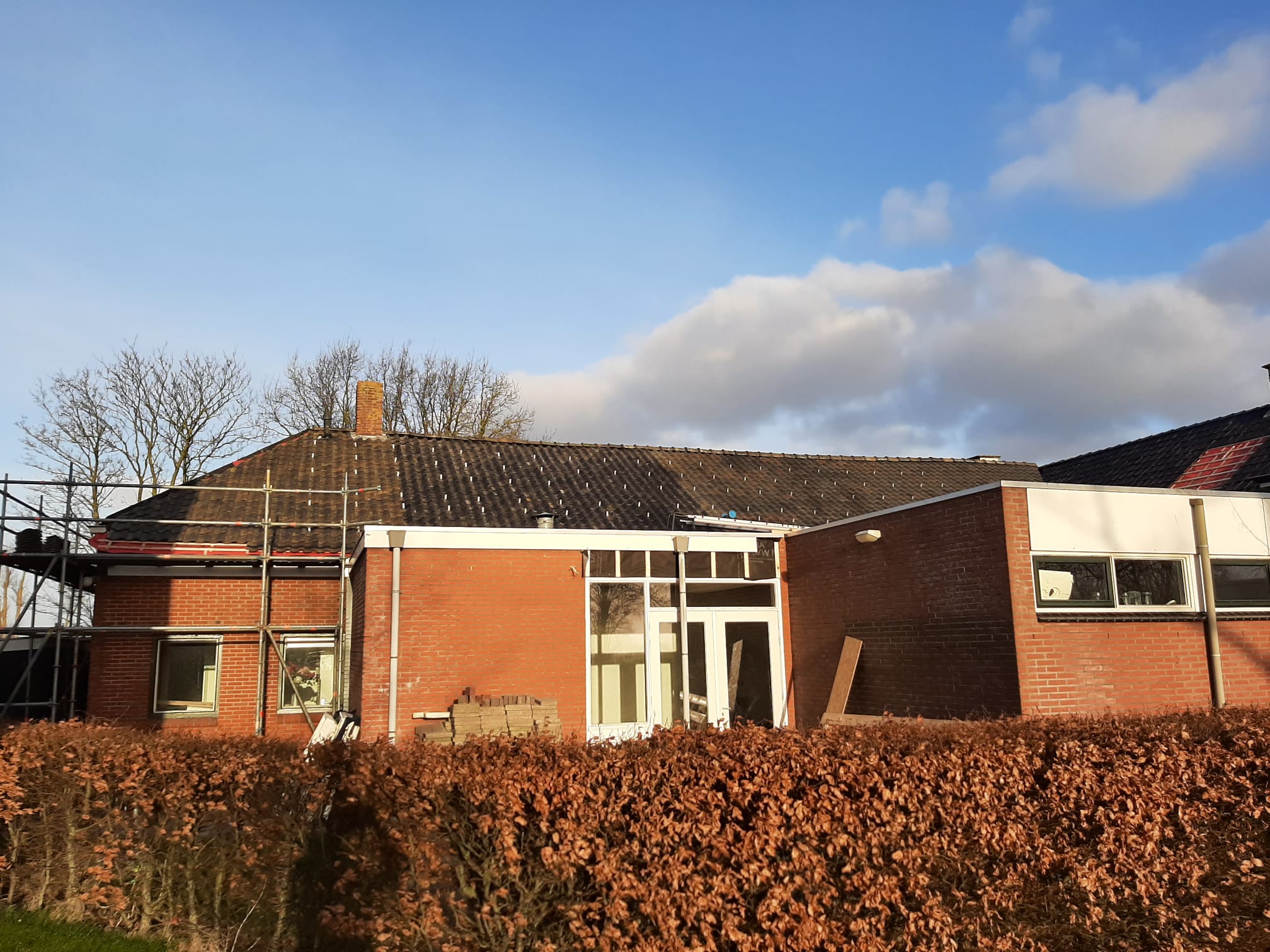 De pannen liggen er weer op, klaar voor de zonnepanelen.