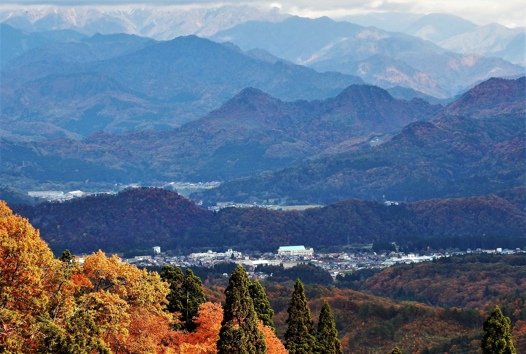 津川盆地の眺め 麒麟山、深戸富士、大日岳などの山塊が一望に!
