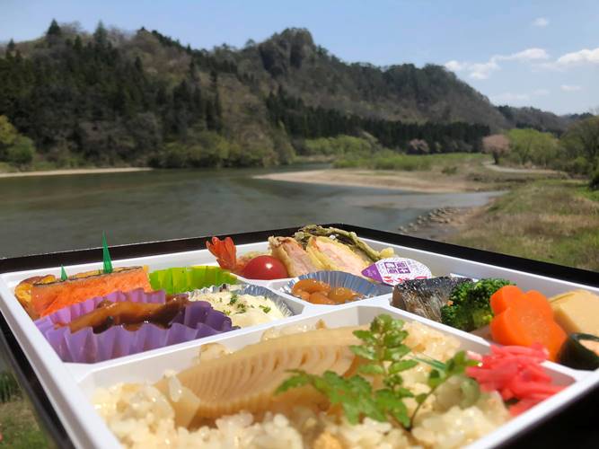 お弁当（背景麒麟山）