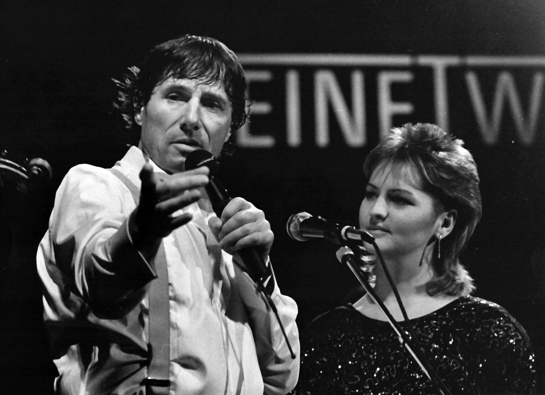 Udo Jürgens mit Backgroundsängerin bei einem Konzert in Ost-Berlin, 1987. Foto: DDR Fotoerbe / Marion Klemp