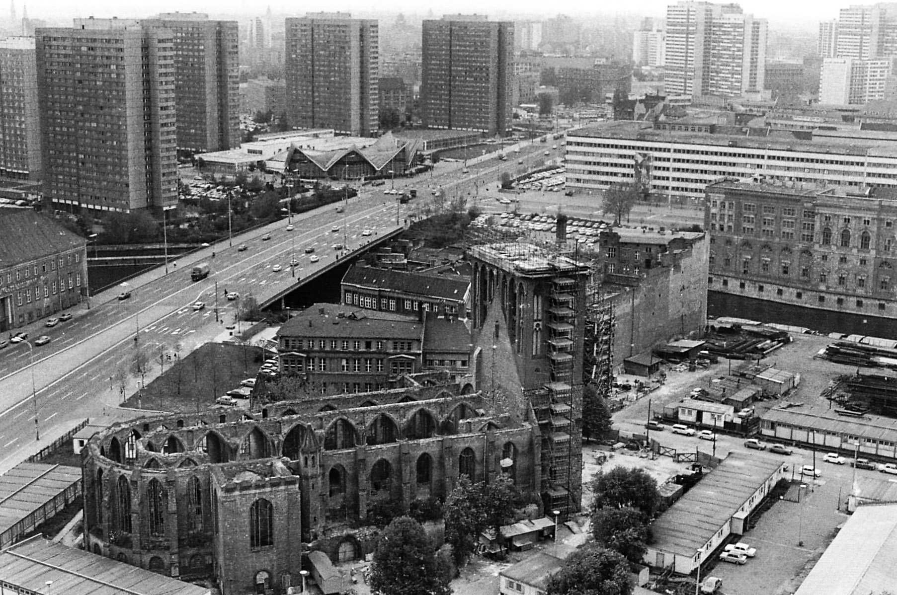 Blick auf Nikolaikirche und Großgaststätte "Ahornblatt" in Berlin-Mitte, 1980. Foto: DDR Fotoerbe / Marion Klemp