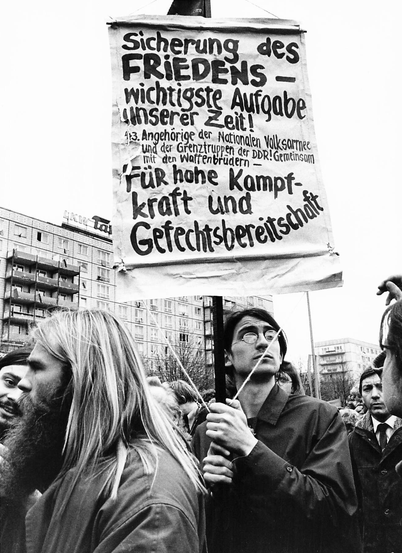 Demonstration zum 1. Mai 1982 in Ost-Berlin. Foto: DDR Fotoerbe / Marion Klemp