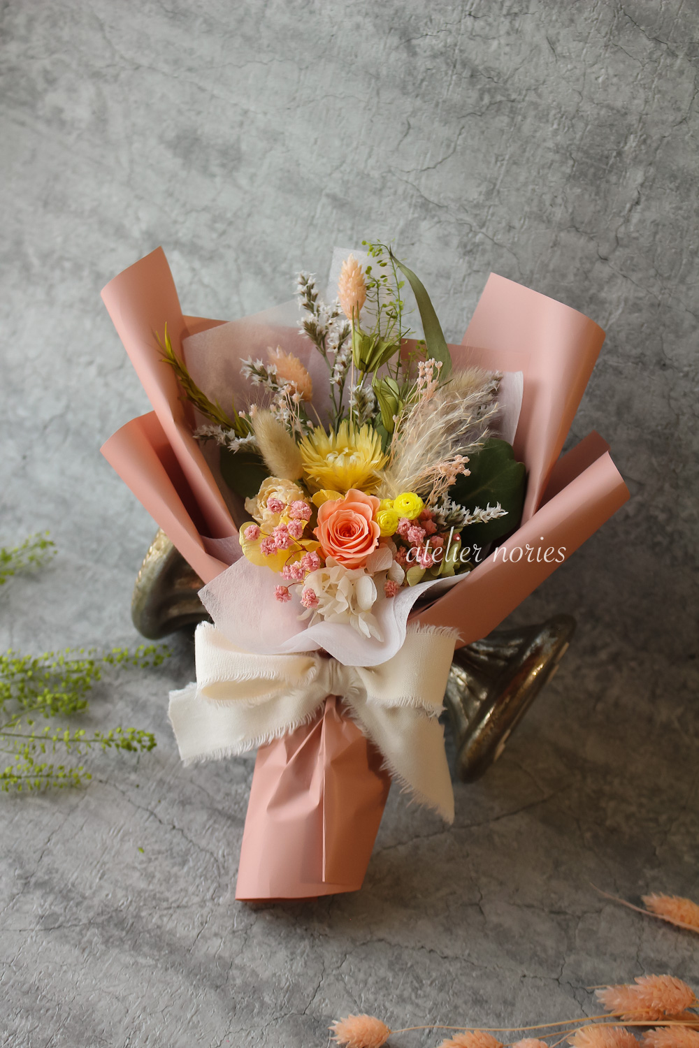 エレーヌ　プリザーブドフラワーの花束　ピーチ・クリーム（S)