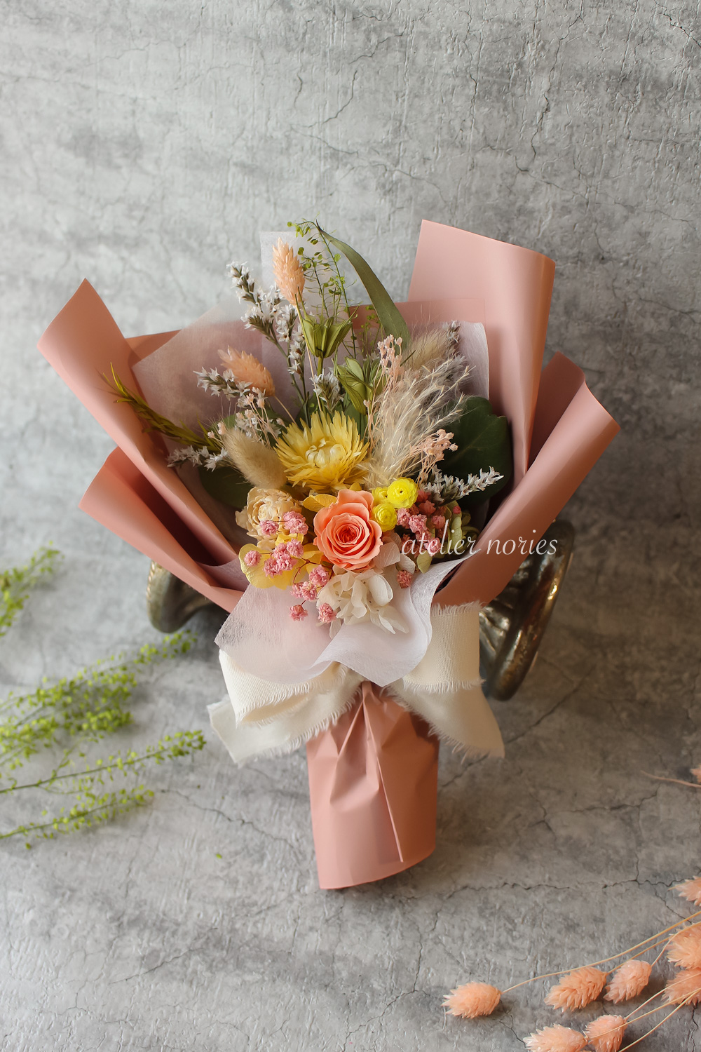 エレーヌ　プリザーブドフラワーの花束　ピーチ・クリーム（S)