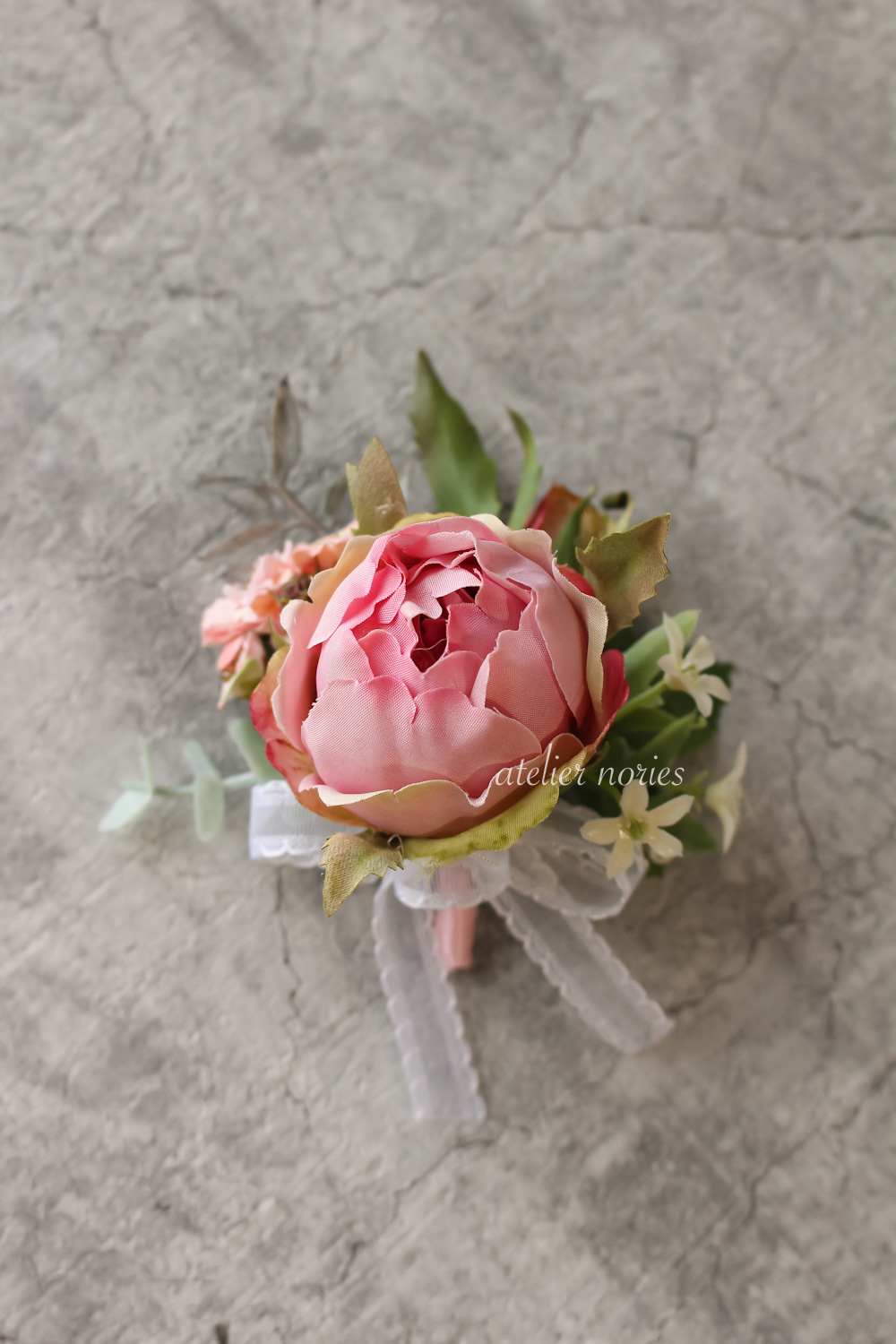 Corinne　コリンヌ　アーティフィシャルフラワーのフープリースブーケ　花婿様のブトニア