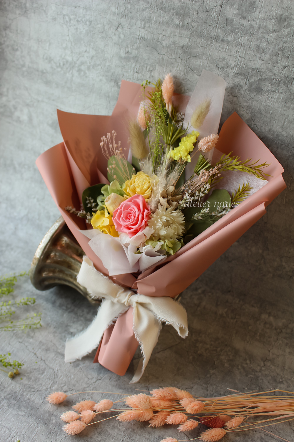 エレーヌ　プリザーブドフラワーの花束　ピーチ・クリーム（M)