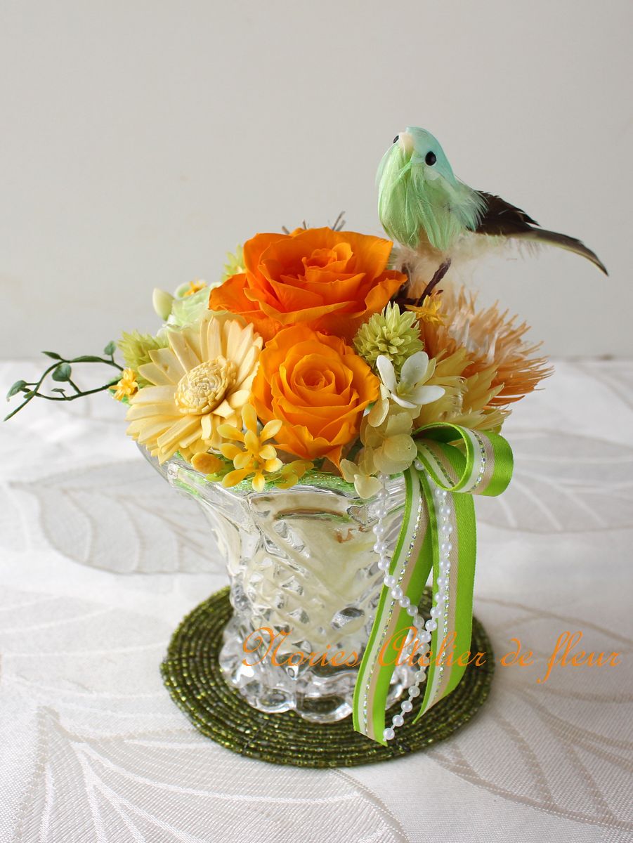 Madelyn　オレンジのバラと小鳥のアレンジメント