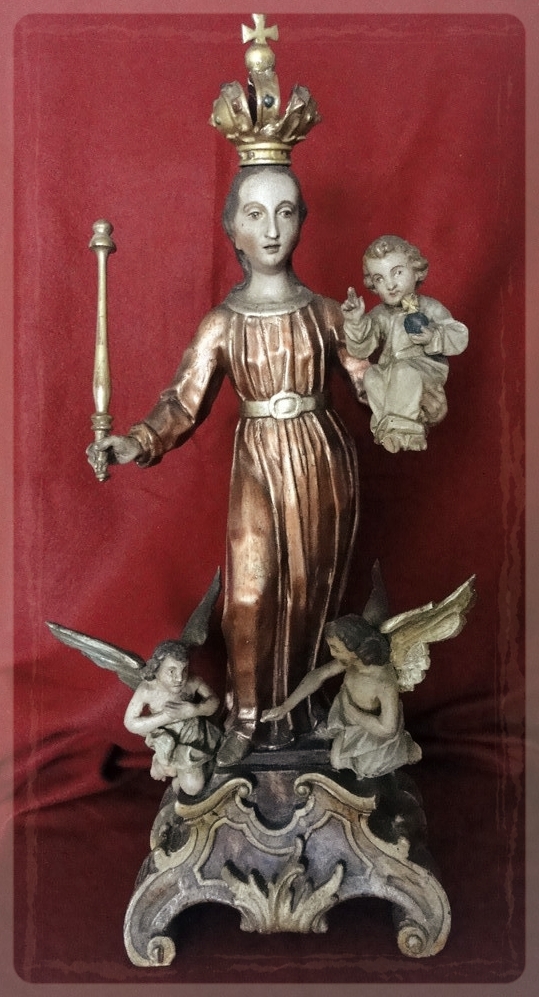Bedeutende Madonna mit Kind und begleitenden Engeln. Vollrund geschnitzt und polychrom gefasst auf einem Sockel stehend.   Höhe: 54 cm.