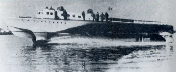 Deutsches Tragflügel-Schnellboot vom Typ "VS 8" bei der Erprobung – Bild aus Fock "Schnellboote Bd. 2"   