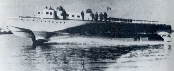 Deutsches Tragflügel-Schnellboot vom Typ "VS 8" bei der Erprobung – Bild aus Fock "Schnellboote Bd. 2"