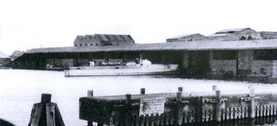 Boot läuft in den SBB ein - Foto: PK-Aufnahme