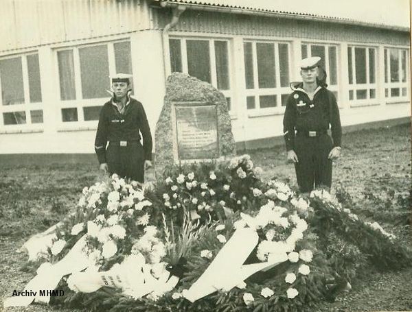 Gedenkstein für die Toten von "Willi Bänsch" im Hauptbasierungspunkt Dranske 1969 - Bild: Archiv MHMD