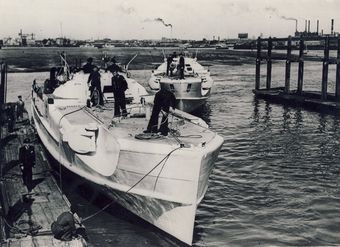 Diese zwei S-Boote haben sich den Briten ergeben (hier die Boote beim Einlaufen Portsmouth; an der Pier ein Boot von der 9. SFltl das andere Boot von der 6. SFltl) - Foto: Schenk