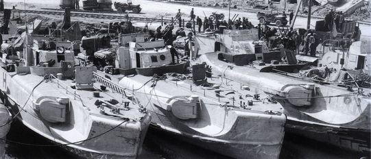 Boote Typ S 151 und ein Boot Typ 30 bei der Übergabe an die Alliierten in Ancona am 03.05.1945 – Foto: Archiv Förderverein