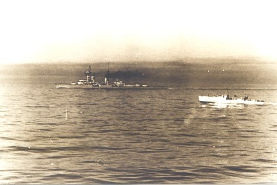 Leichter Kreuzer "Karlsruhe" und Boot der 2. SFlt vor Kristiansand - Foto: Archiv H. Kloetzke