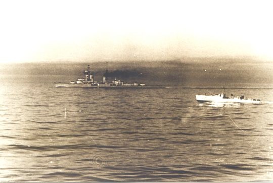 Leichter Kreuzer "Karlsruhe" und Boot der 2. SFlt vor Kristiansand - Foto: Archiv H. Kloetzke  