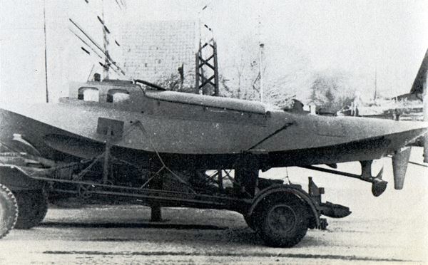 „Schlitten II“ auf dem eigens dafür entwickelten Transportwagen – Bild aus Fock „Schnellboote Bd. 2“ 