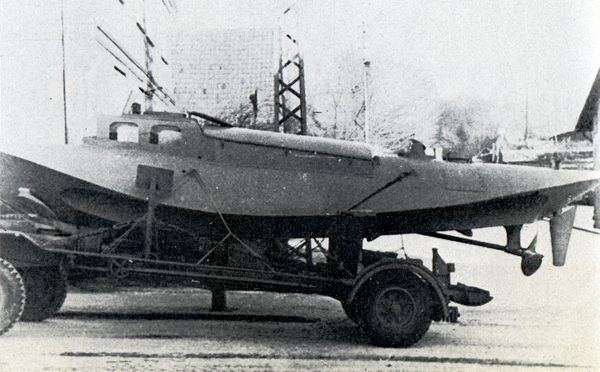 „Schlitten II“ auf dem eigens dafür entwickelten Transportwagen – Bild aus Fock „Schnellboote Bd. 2“
