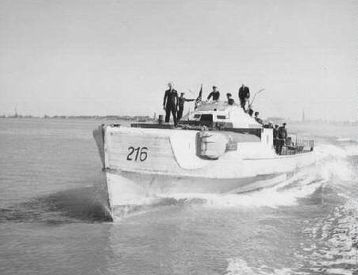 „S 216“ mit USN-Besatzung auf dem Rhein - Foto: US National Archives, College Park, Maryland, USA