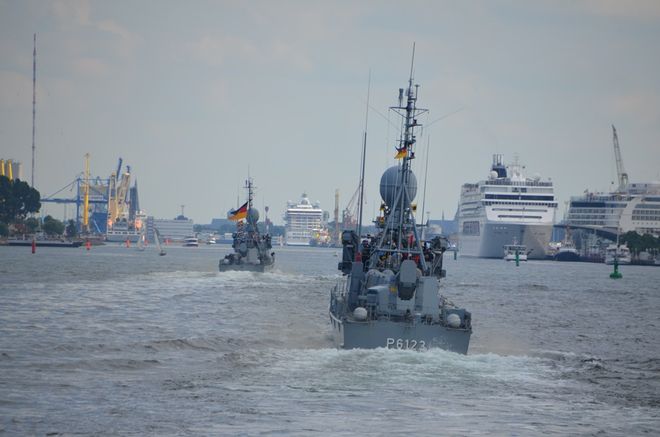 Einlaufen vorbei an den Kreuzfahrern in der Warnowmündung - Foto: Tino Kunzmann
