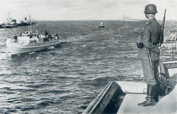 "S 10" beim Einlaufen Wilhelmshaven – Bild aus dem Buch Fr. Meier: "Kriegsmarine am Feind"