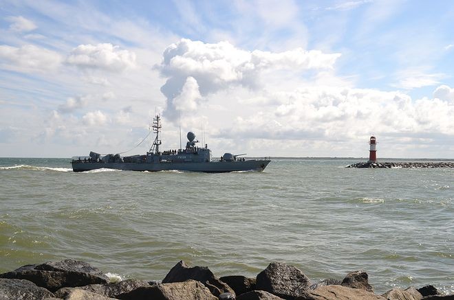 "S72 Frettchen" mit Heimatwimpel beim Einlaufen Warnemünde am 13.06.2014 nach UNIFIL-Einsatz - Foto: Tino Kunzmann