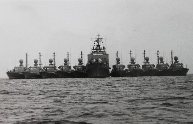 Alle zehn Boote des 2. S-Geschwaders längsseits Tender "Donau" - Foto: Archiv Förderverein