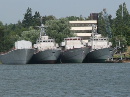 Vier unfertige BALCOM 10-Boote in der Peene-Werft - Bild: Meyer