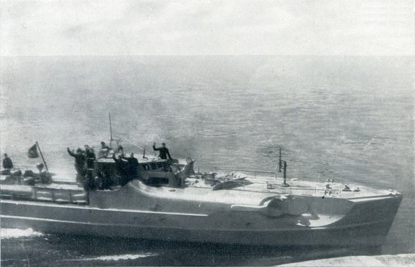 S 33" passiert ein eigenes Dickschiff – Bild aus Fr. Meier: "Kriegsmarine am Feind"