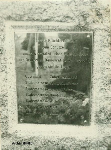 Tafel auf dem Gedenkstein für die Toten von Boot 844 "Willi Bänsch" 1969 - Bild: Archiv MHMD