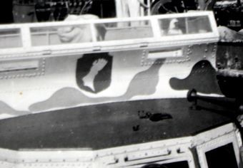 "Eiserne Faust" an der Brücke von "S 76" (6. SFltl) - Bild: Archiv Freundeskreis Schnellboote und Korvetten