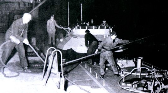 Auslaufen aus einem Bunker in einem Kanalhafen - Foto: PK-Aufnahme