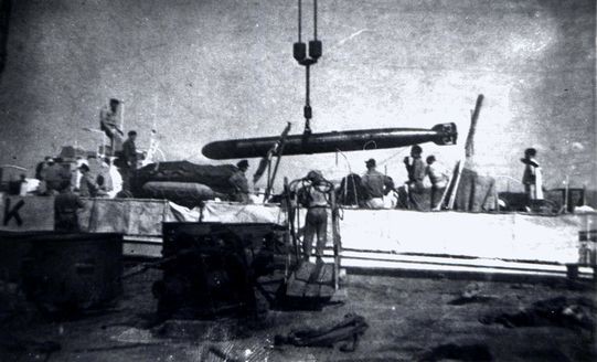 "S 156" bei der Torpedoübernahme in einem Adria-Hafen - Bild: Archiv Kloetzke