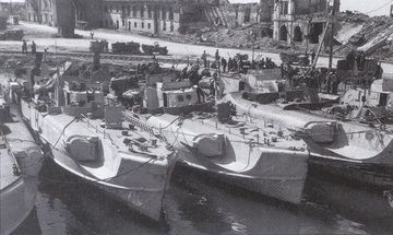 „S 30“, „S 36“ und „S 61“ sowie „S 151“, „S 152“, „S 155“ und „S 156“ in Ancona - Bild aus: Dallies-Labourdette: „Deutsche Schnellboote“