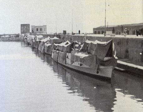 Getarnte S-Boote im Hafen von Porto Empedocle – Foto aus Kemnade: „Die Afrika Flottille“ 