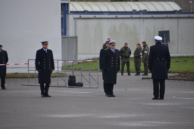 VAdm Brinkmann erhält Meldung - Foto: Tino Kunzmann