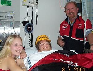 Amy, Damian und sein Vater Shane im Krankenhaus